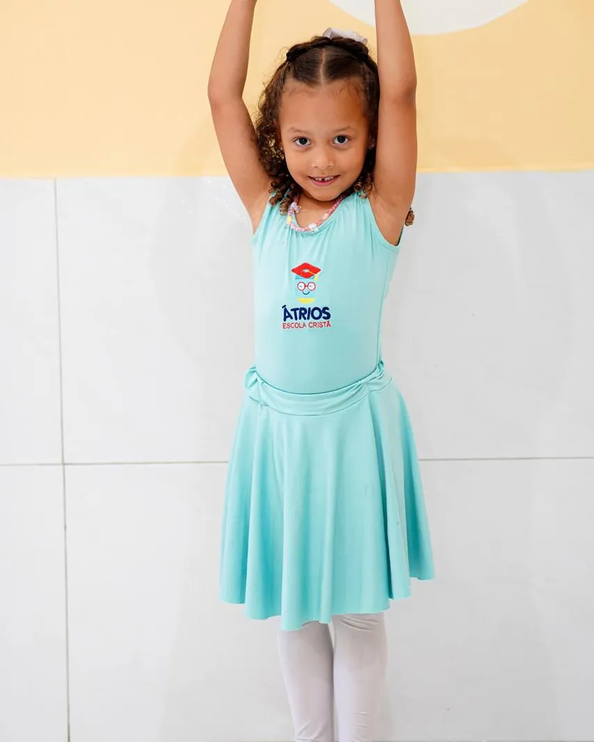 Menina com roupa de ballet da Átrios fazendo posição com os braços
