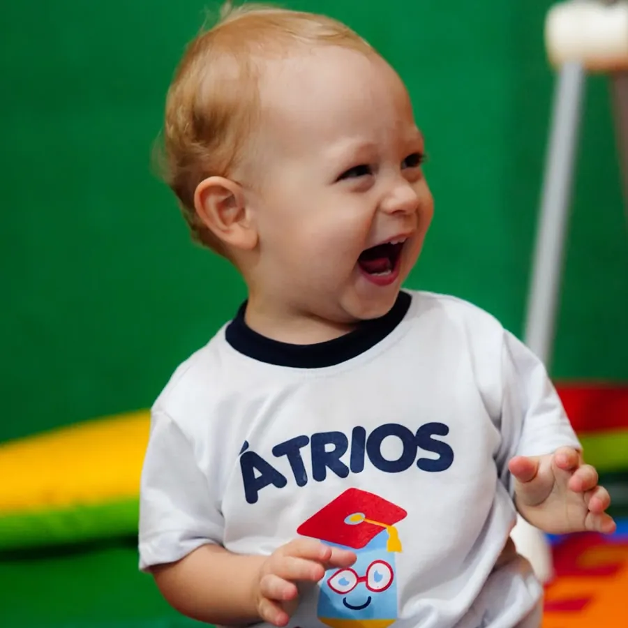 Bebê gargalhando durante atividade sensorial no berçário da Átrios