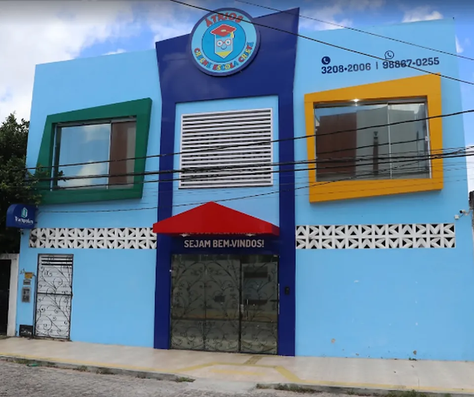 Fachada azul da Átrios na Rua Paraú, 43, em Nova Parnamirim