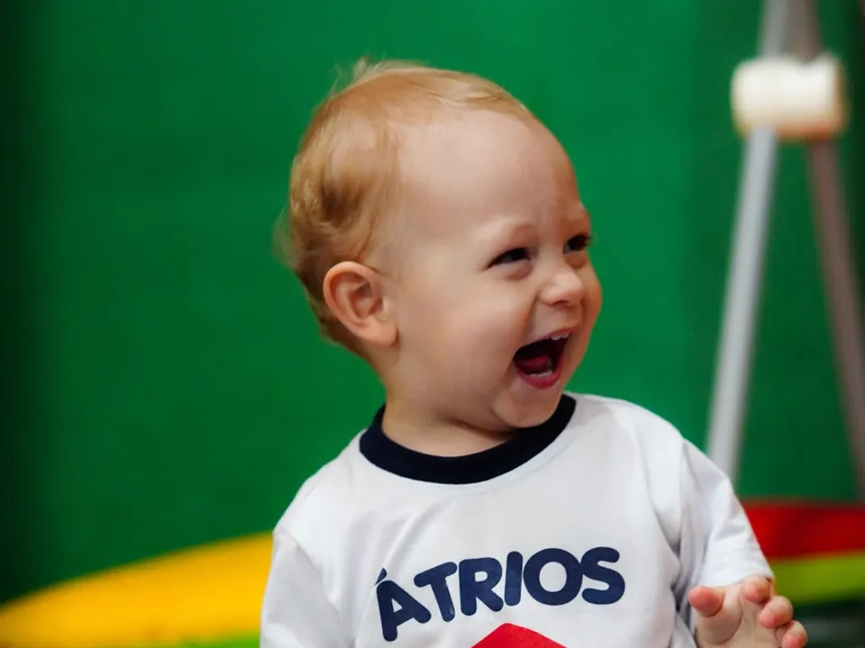 Bebê sorrindo no berçário da Átrios